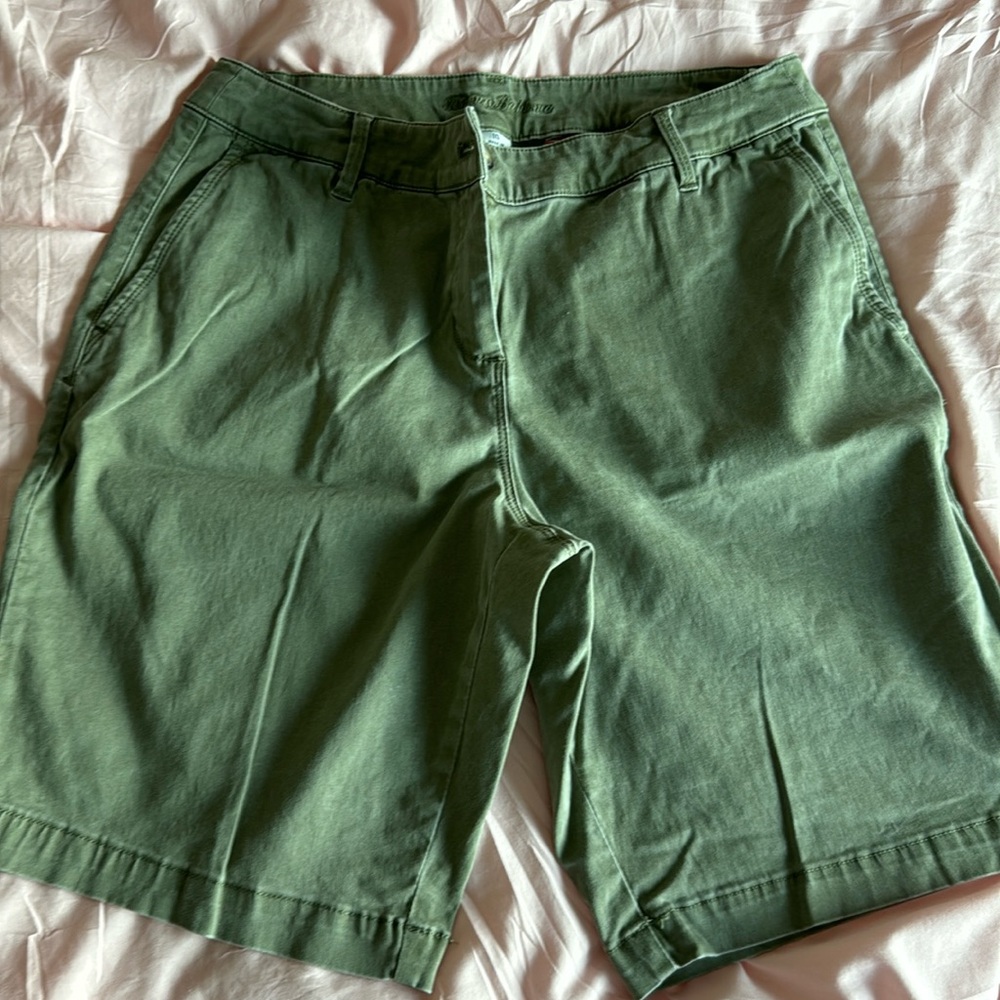 Tommy Bahama women’s Bermuda walking shorts size 10. Olive